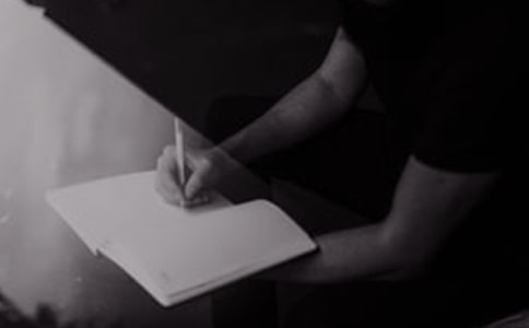 《铁丝网上的小花》读后感