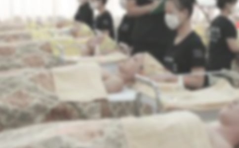 美容师上班玩手机的原因及解决办法