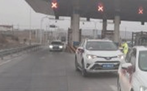 新手驶进和驶离收费站应该注意什么
